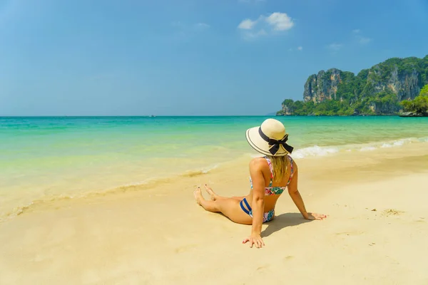 Kvinna vilar vid den tropiska Thailand Railay stranden — Stockfoto