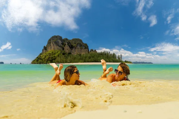 熱帯のビーチで休んでいる女性は — ストック写真