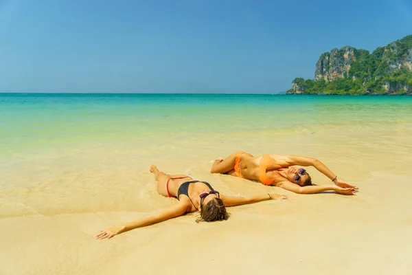 Donna Che Riposa Sulla Spiaggia Tropicale — Foto Stock