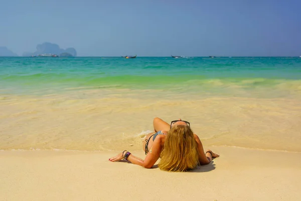 Kobieta odpoczywająca na tropikalnej plaży Tajlandia Railay — Zdjęcie stockowe