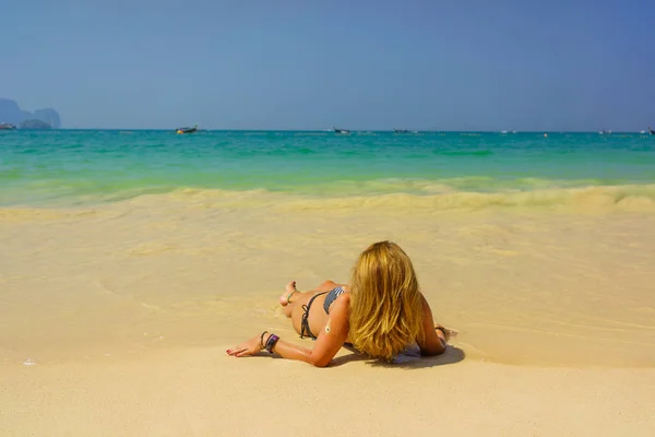 Vrouw rustend aan het tropische Thailand Railay strand — Stockfoto