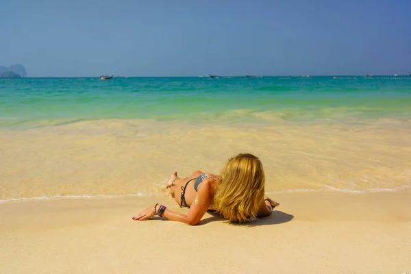 Kvinna vilar vid den tropiska Thailand Railay stranden — Stockfoto