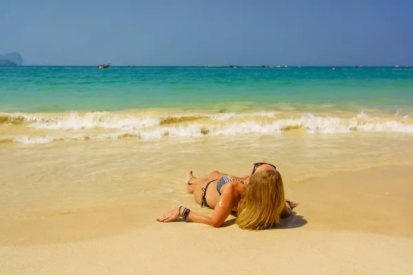 Kadın tropik Tayland Railay plajında dinleniyor. — Stok fotoğraf