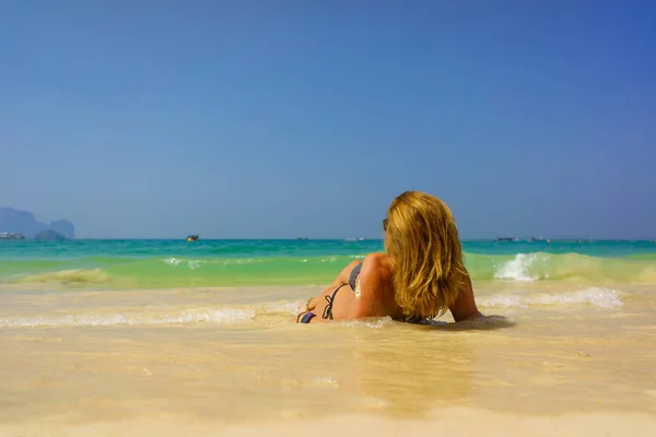 Mujer descansando en la playa tropical de Tailandia Railay — Foto de Stock
