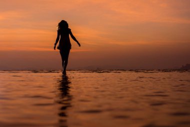 Krabi Tayland gün batımında sahilde rahatlatıcı kadınla