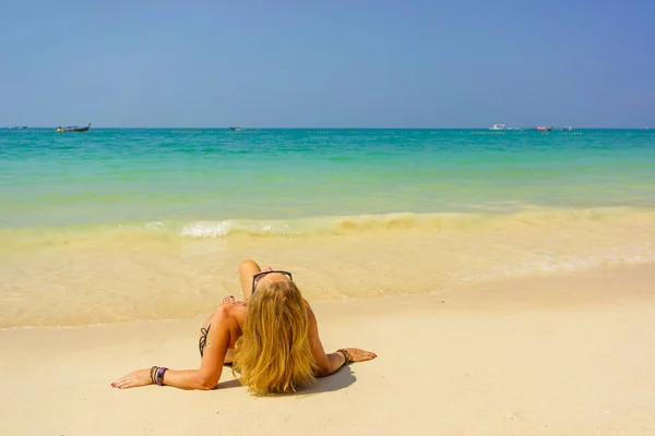 ผู้หญิงพักผ่อนที่หาดไร่เลย์ — ภาพถ่ายสต็อก