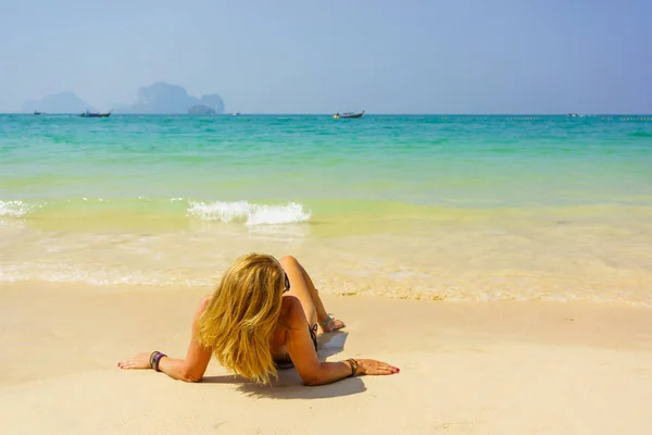 Kvinna vilar vid den tropiska Thailand Railay stranden — Stockfoto