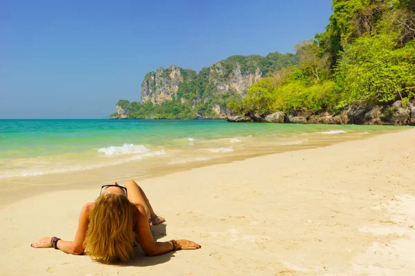 Frau Rastet Tropischen Strand Aus — Stockfoto