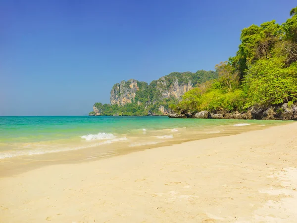 Praia tropical de Krabi na Tailândia — Fotografia de Stock