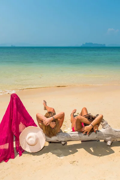 Two Women Sitting Beach — Stock Photo, Image