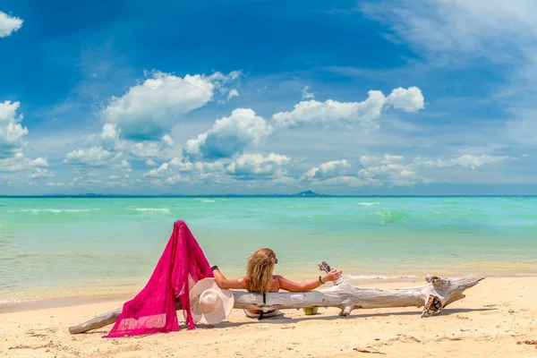 Mulher Descansando Praia — Fotografia de Stock