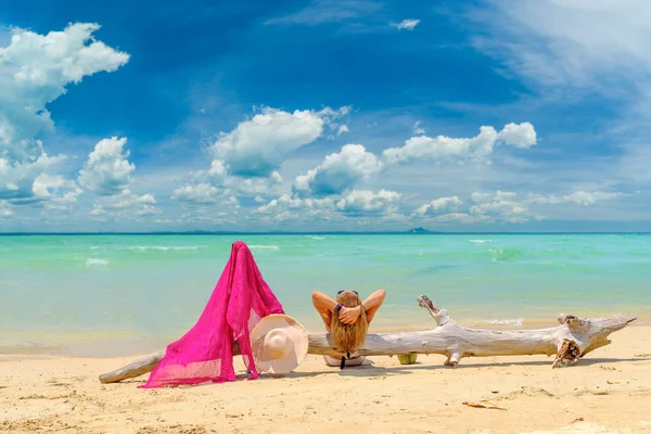 Mujer Descansando Playa —  Fotos de Stock