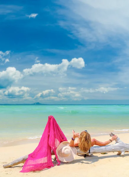 Kobieta Odpoczywająca Plaży — Zdjęcie stockowe