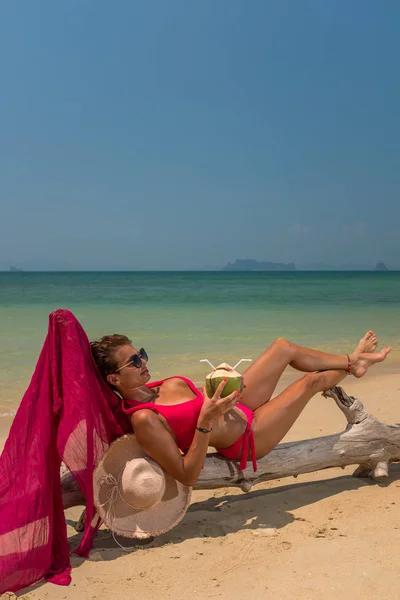 Kvinna som vilar på stranden i Klong muang Thailand — Stockfoto