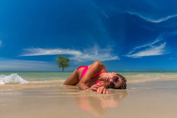 Frau ruht sich am Strand von Klong Muang Thailand aus — Stockfoto