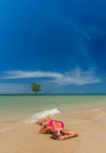 Žena na pláži Klong muang Thajsko — Stock fotografie
