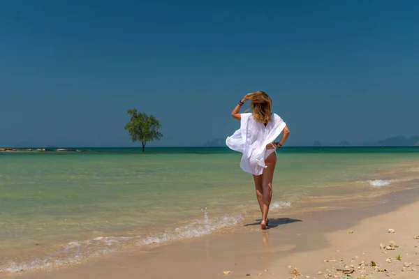 タイのビーチで女性 — ストック写真