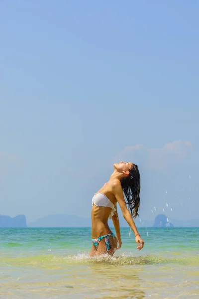 Ładna kobieta relaks na plaży latem. Styl życia szczęśliwy. Biały — Zdjęcie stockowe