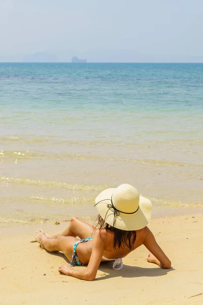 Yaz sahilde şirin kadınla rahatlatıcı. Mutlu bir yaşam tarzı. Beyaz — Stok fotoğraf
