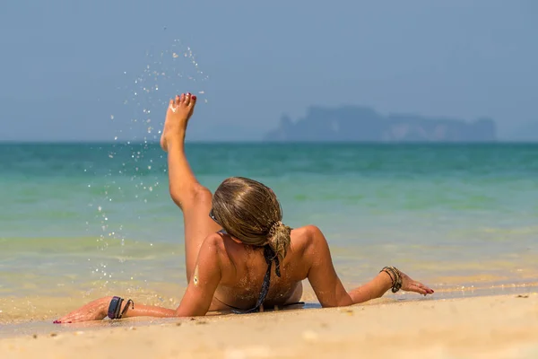 Femme mignonne se détendre sur la plage tropicale. Vacances au Paradis . — Photo