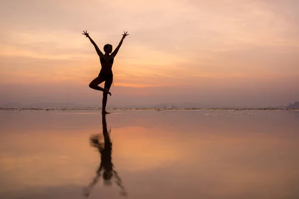 Frau entspannt sich am Strand in Krabi Thailand bei Sonnenuntergang — Stockfoto