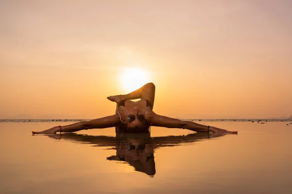 Tayland beach günbatımı adlı kadına — Stok fotoğraf