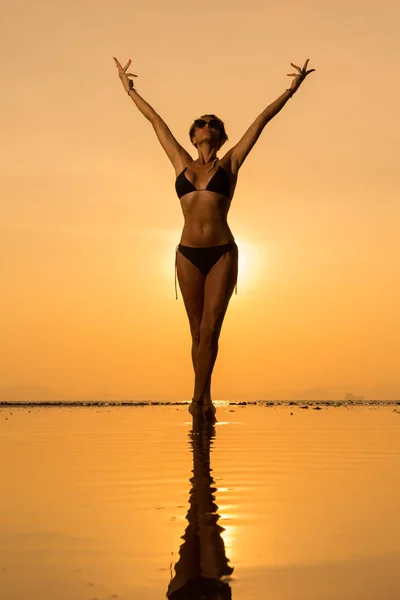 Frau am Strand in Thailand bei Sonnenuntergang — Stockfoto