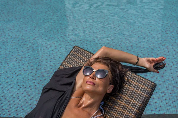 Mulher bonita desfrutando de verão e bronzeamento na natação — Fotografia de Stock