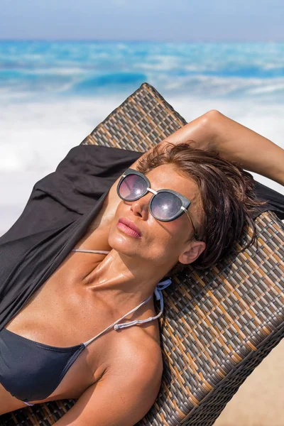 Woman Sitting Deck Chair Beach — Stock Photo, Image