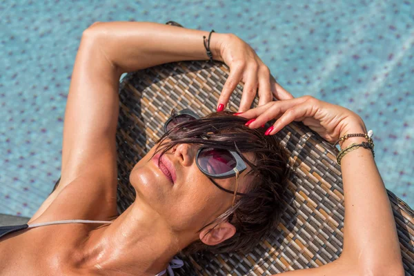Gyönyörű nő élvezi nyári és cserzőanyag-a úszás befutó: — Stock Fotó