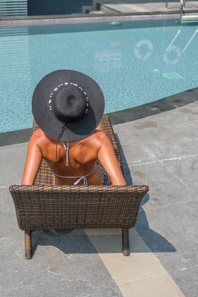 Schöne Frau genießt den Sommer und bräunt sich im Schwimmbad — Stockfoto