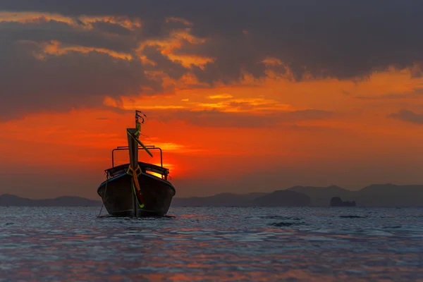 Geleneksel uzun kuyruk tekne sahilde — Stok fotoğraf