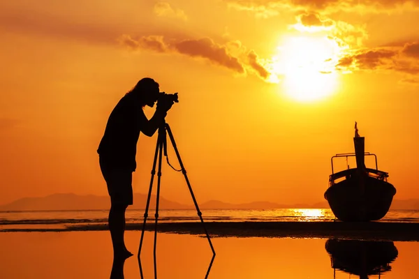 Silhuetten av en fotograf med stativ på vackra tropiska s — Stockfoto