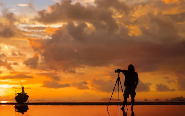 Silhouette of a photographer with tripod on beautiful tropical s — Stock Photo, Image