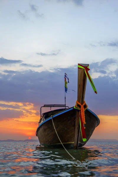 Традиционная длиннохвостая лодка на пляже — стоковое фото