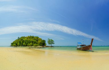Geleneksel uzun kuyruk tekne sahilde