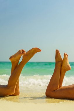 Sahilde iki kadın güzel bacaklar