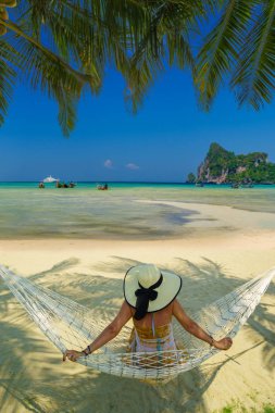 Kadın bir hamak Thailan Phi Phi Don Island Beach üzerinde