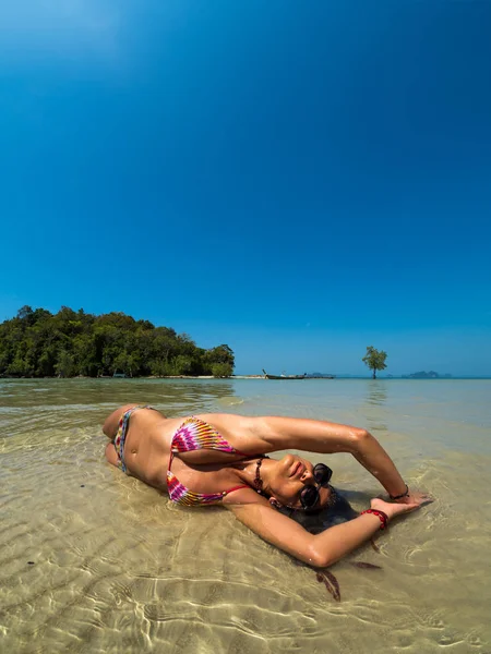 Mujer descansando en la playa tropical de Klong Muang en Tailandia —  Fotos de Stock