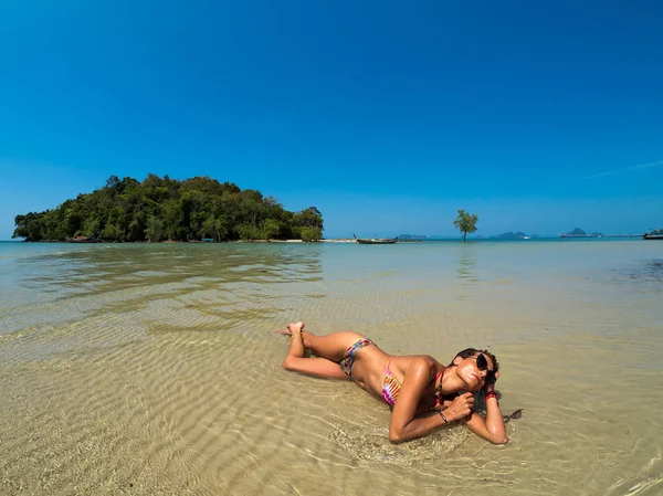 Žena odpočívá na tropické pláži Klong Muang v Thajsku — Stock fotografie