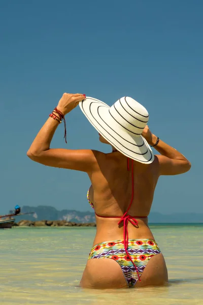 Mulher com chapéu de palha descansando na praia tropical de Klong Muan — Fotografia de Stock