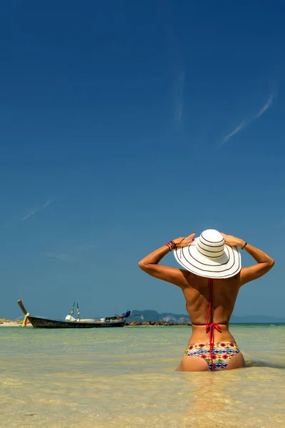 Mujer con sombrero de paja descansando en la playa tropical de Klong Muan —  Fotos de Stock
