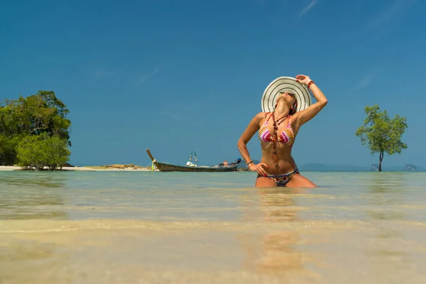 Femme avec chapeau de paille reposant sur la plage tropicale de Klong Muan — Photo