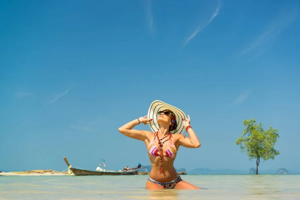 Γυναίκα με ψάθινο καπέλο που αναπαύεται στο η τροπική παραλία του Klong Muan — Φωτογραφία Αρχείου