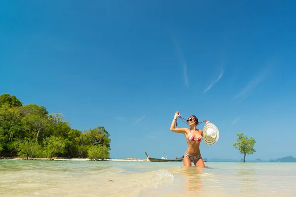 Woman with straw hat resting at the tropical beach of Klong Muan — Stock Photo, Image