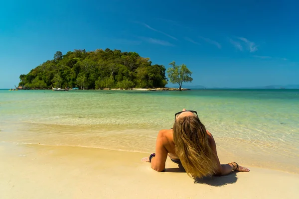 Mulher relaxante na praia em Tubkaek Krabi Tailândia — Fotografia de Stock