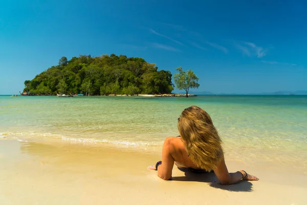 Vrouw ontspannen op het strand in Tubkaek Krabi Thailand — Stockfoto
