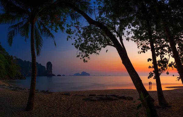 Pláž Ao Nang v provincii Krabi Thajsko při západu slunce — Stock fotografie