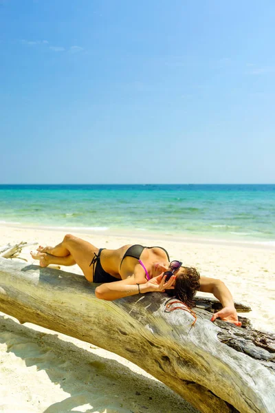 Vrouw aan het strand in Koh Poda island Thailand — Stockfoto