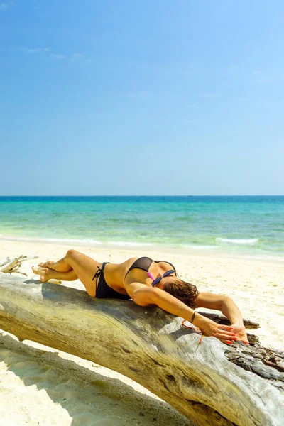 Vrouw aan het strand in Koh Poda island Thailand — Stockfoto